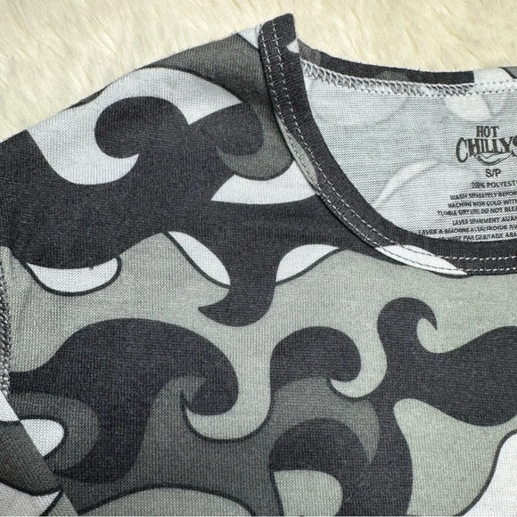 Hot Chillys Long Sleeved Thermal Base Layer Black and Gray Camouflage Sz Small - Picture 4 of 16